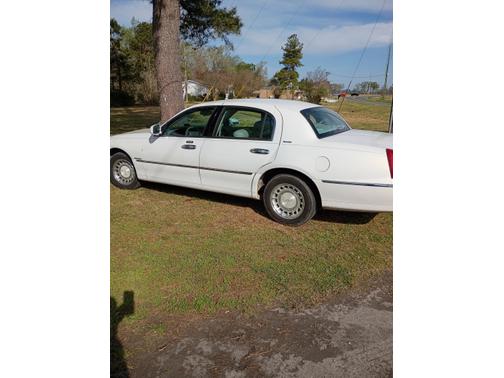 White 2002 Lincoln Town Car Executive