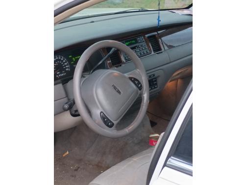 White 2002 Lincoln Town Car Executive