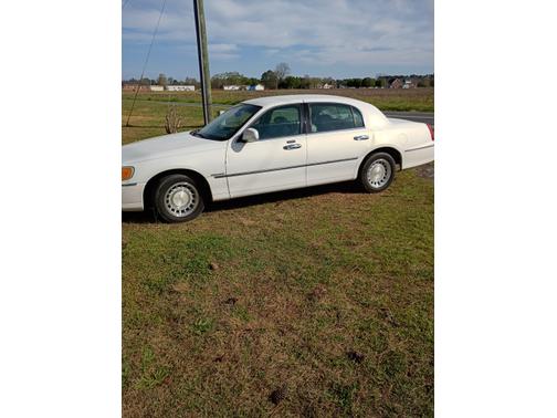 White 2002 Lincoln Town Car Executive