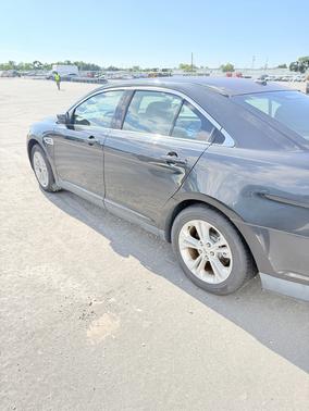 Black 2015 Ford Taurus SEL