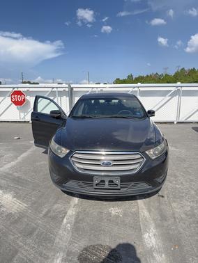 Black 2015 Ford Taurus SEL