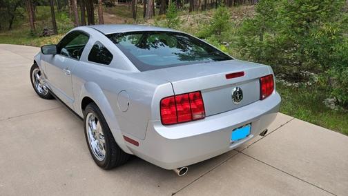 2005 Ford Mustang Deluxe