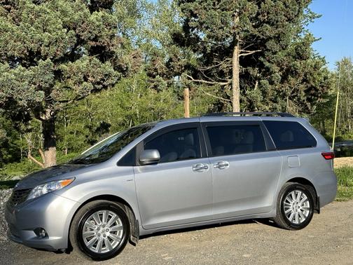Silver 2017 Toyota Sienna XLE