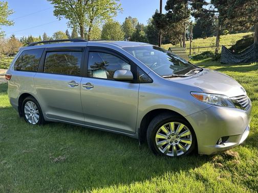 Silver 2017 Toyota Sienna XLE