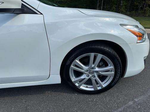 White 2013 Nissan Altima 3.5 SL