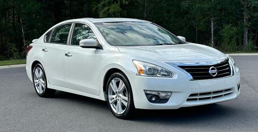 White 2013 Nissan Altima 3.5 SL