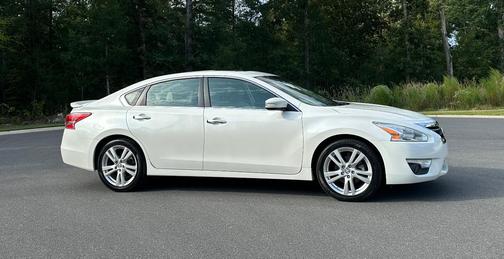 White 2013 Nissan Altima 3.5 SL