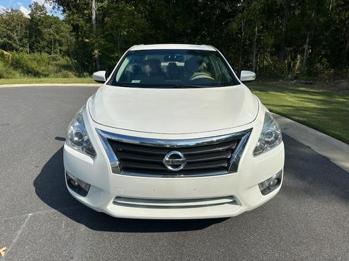 White 2013 Nissan Altima 3.5 SL