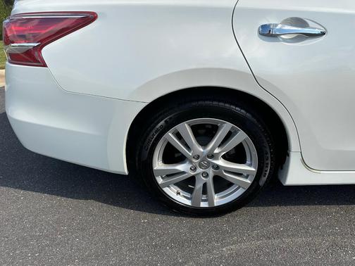 White 2013 Nissan Altima 3.5 SL