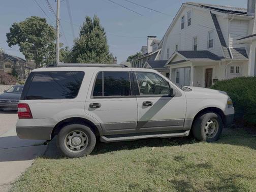 White 2010 Ford Expedition XLT