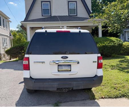 White 2010 Ford Expedition XLT