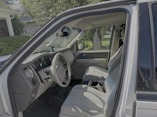 White 2010 Ford Expedition XLT