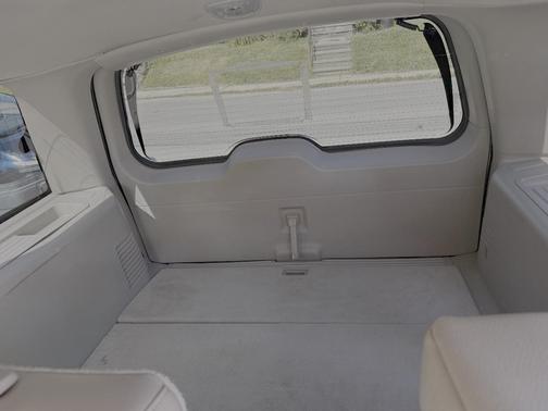 White 2010 Ford Expedition XLT
