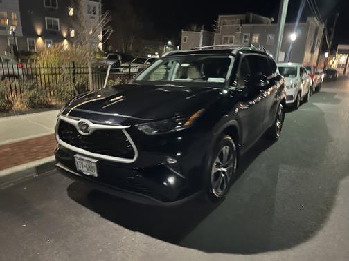 Black 2022 Toyota Highlander XLE