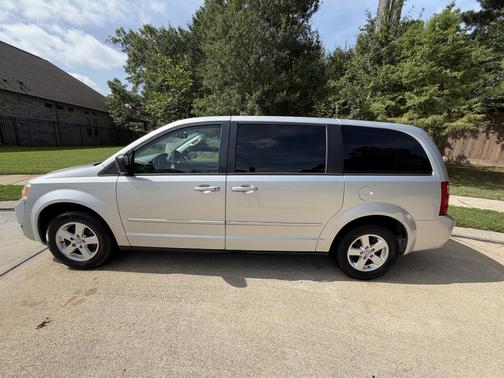 Silver 2010 Dodge Grand Caravan SE