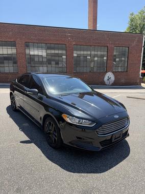 Black 2013 Ford Fusion SE