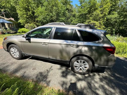 Gray 2018 Subaru Outback 2.5i Premium