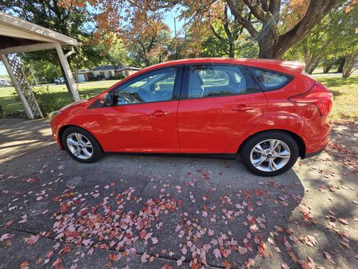 Red 2013 Ford Focus SE