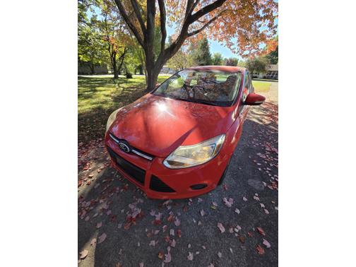 Red 2013 Ford Focus SE