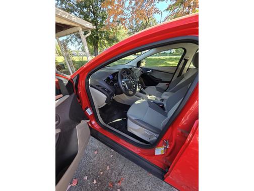 Red 2013 Ford Focus SE