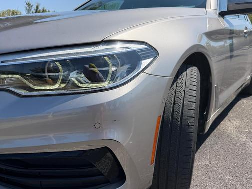 Gold 2019 BMW 540 i