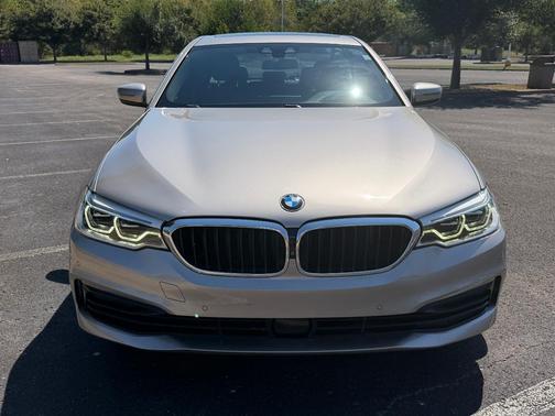 Gold 2019 BMW 540 i
