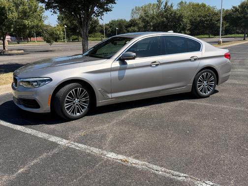 Gold 2019 BMW 540 i