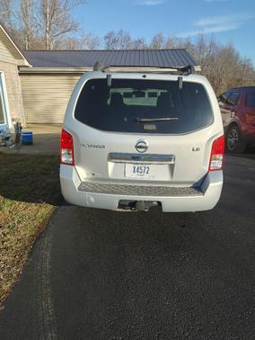 2011 Nissan Pathfinder LE