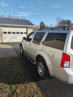 2011 Nissan Pathfinder LE
