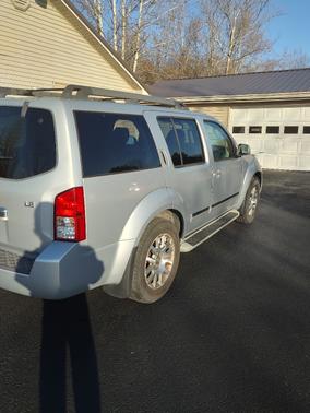 2011 Nissan Pathfinder LE