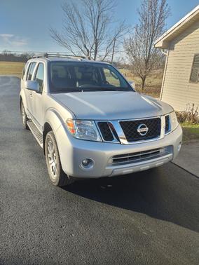 2011 Nissan Pathfinder LE