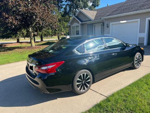 Black 2018 Nissan Altima 2.5 SV