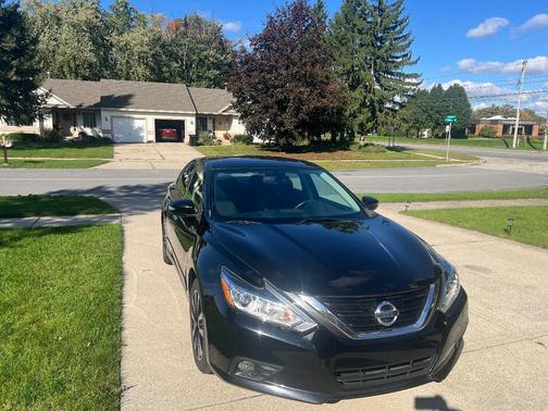 Black 2018 Nissan Altima 2.5 SV