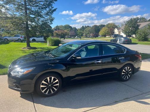 Black 2018 Nissan Altima 2.5 SV