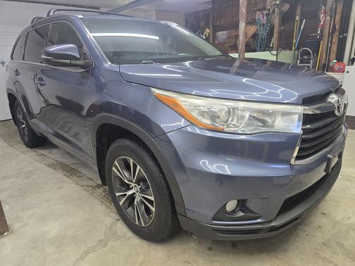 Blue 2016 Toyota Highlander XLE