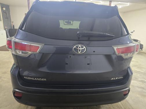 Blue 2016 Toyota Highlander XLE