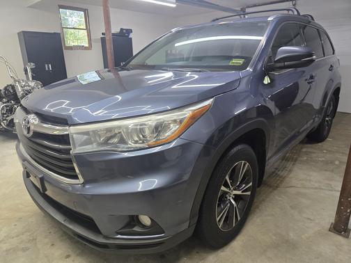 Blue 2016 Toyota Highlander XLE