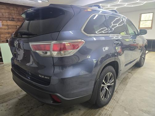Blue 2016 Toyota Highlander XLE