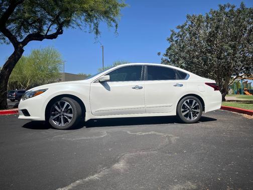 White 2017 Nissan Altima 2.5 SR