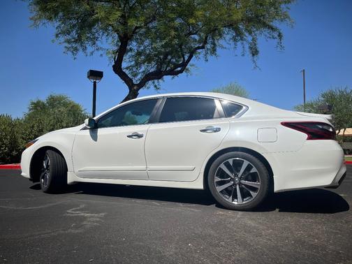 White 2017 Nissan Altima 2.5 SR