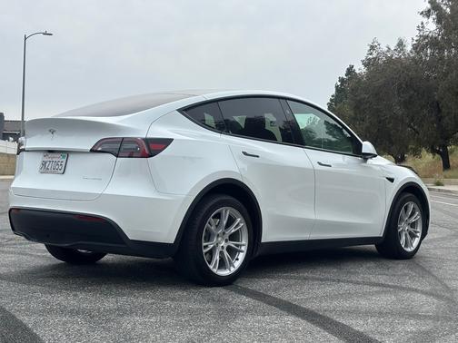 White 2024 Tesla Model Y Long Range