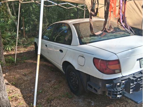 White 2000 Saturn SC 2
