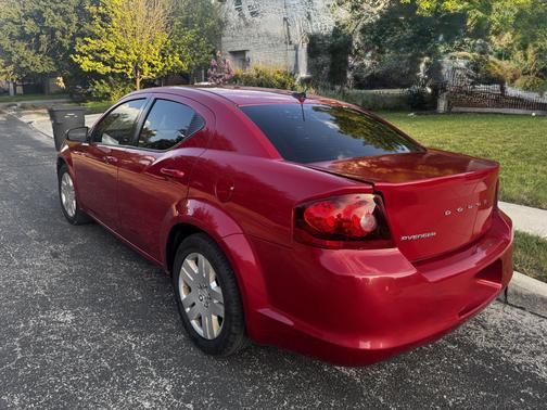 Red 2014 Dodge Avenger SE