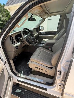 White 2016 Lincoln Navigator L Select