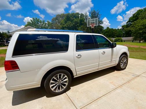White 2016 Lincoln Navigator L Select