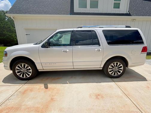 White 2016 Lincoln Navigator L Select