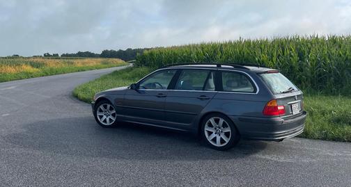 Gray 2001 BMW 325 i
