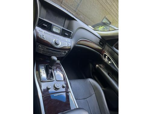 2016 INFINITI Q70 3.7