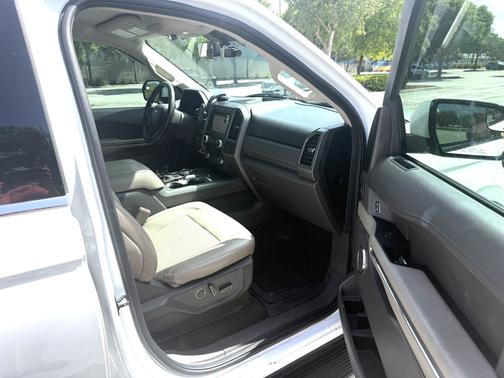 White 2019 Ford Expedition XLT