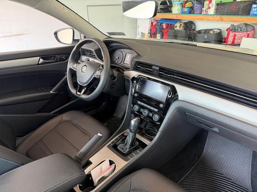 White 2022 Volkswagen Passat 2.0T SE